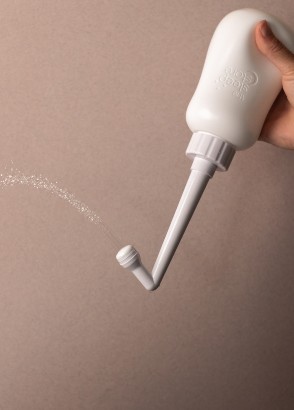 hand-holding-peri-wash-bottle-squirting-water PERI BOTTLE